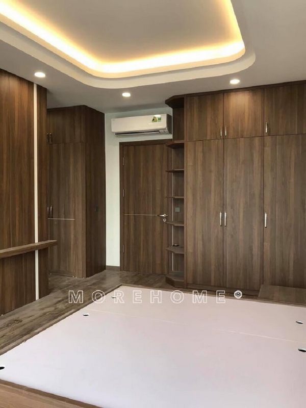 Hình ảnh thực tế mẫu tủ quần áo gỗ kết hợp kệ trang trí đẹp do xưởng gỗ nội thất MoreHome sản xuất